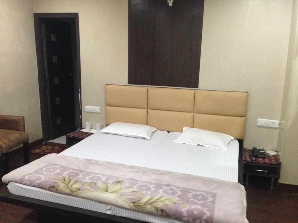 Hotel Silver Stone Ludhijána Kültér fotó