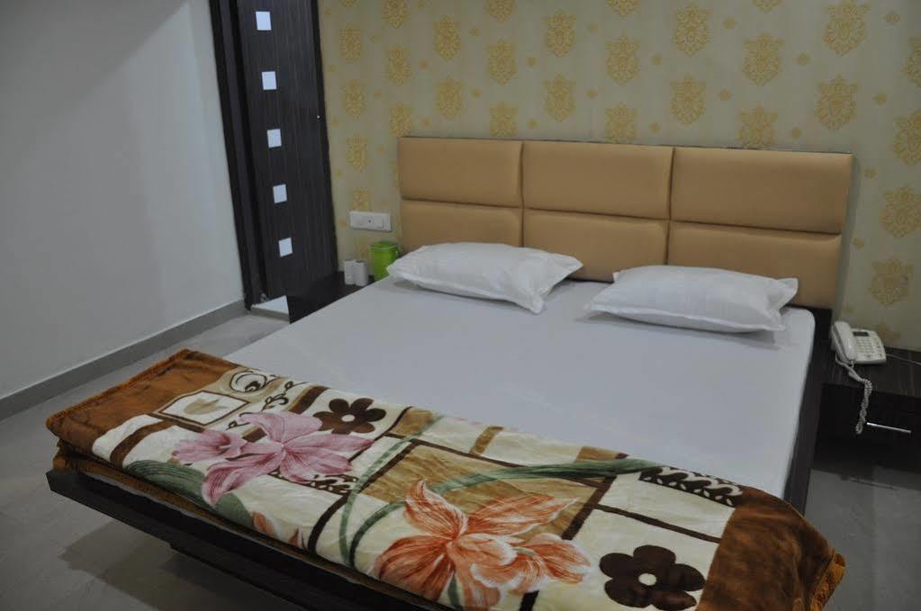 Hotel Silver Stone Ludhijána Kültér fotó